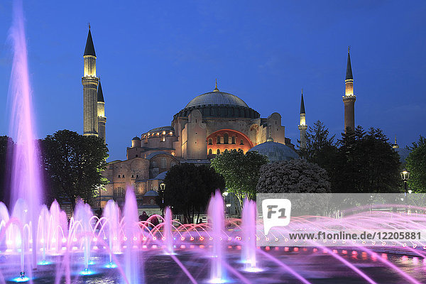 Hagia Sophia (Aya Sofya) at night  UNESCO World Heritage Site  Sultanahmet Square Park  Istanbul  Turkey  Europe