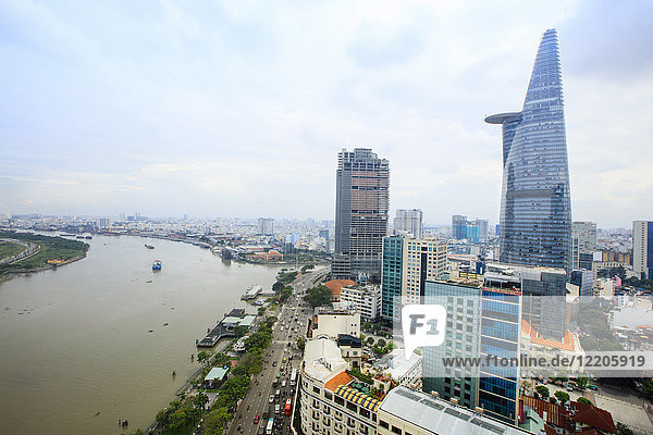 Die Skyline von Ho-Chi-Minh-Stadt (Saigon) mit dem Bitexco-Turm und dem Saigon-Fluss  Hoi-Chi-Minh-Stadt  Vietnam  Indochina  Südostasien  Asien