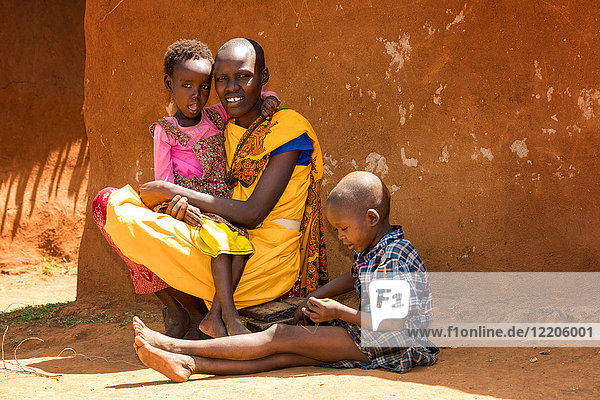 Afrikanische Massai-Frau und Kinder  Masai Mara  Kenia  Ostafrika  Afrika
