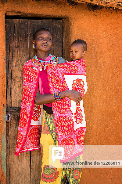 Afrikanische Massai-Frau und Baby  Masai Mara  Kenia  Ostafrika  Afrika