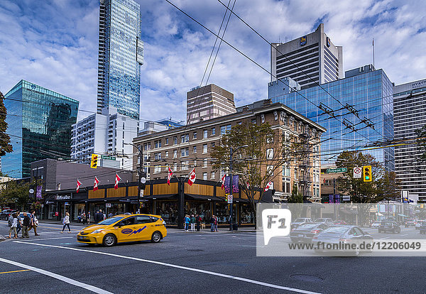 Blick auf den Verkehr und die Einkäufer in der Robson Street  Vancouver  British Columbia  Kanada  Nordamerika