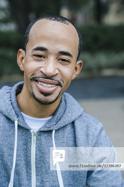 Porträt eines lächelnden schwarzen Mannes mit Ziegenbart
