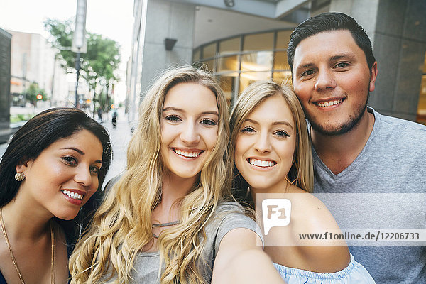 Freunde posieren für ein Handy-Selfie