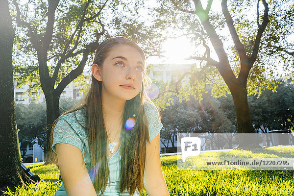 Porträt eines nachdenklichen kaukasischen Mädchens im Park