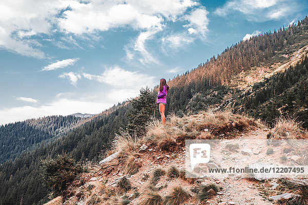 Junge Frau mit Blick auf die Bergwaldlandschaft  Draja  Vaslui  Rumänien