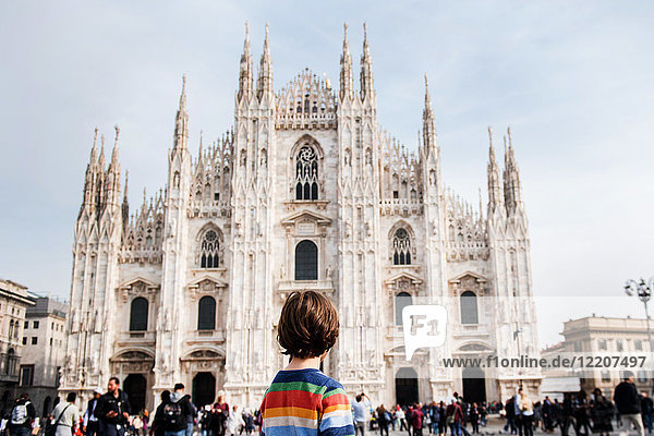 Junge betrachtet den Mailänder Dom  Mailand  Lombardei  Italien