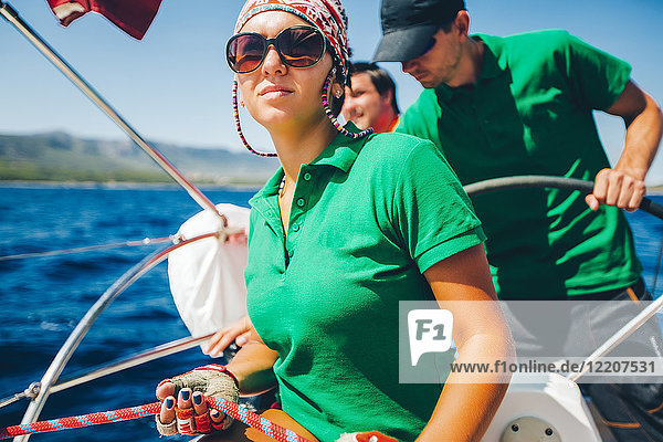 Junge Frauen und Männer segeln in Küstennähe  Kroatien
