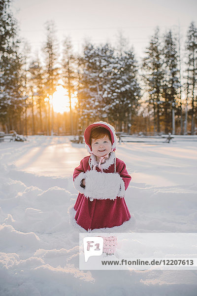 Porträt eines jungen Mädchens im Schnee stehend
