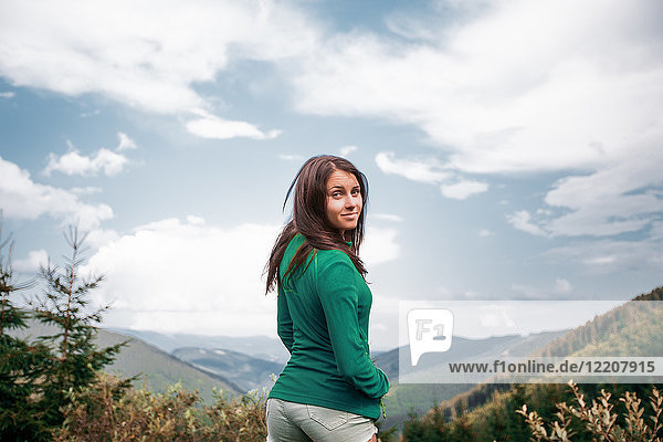 Porträt einer jungen Frau in den Bergen  Draja  Vaslui  Rumänien