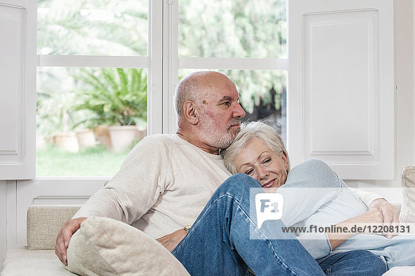 Älteres Ehepaar entspannt sich gemeinsam auf dem Sofa