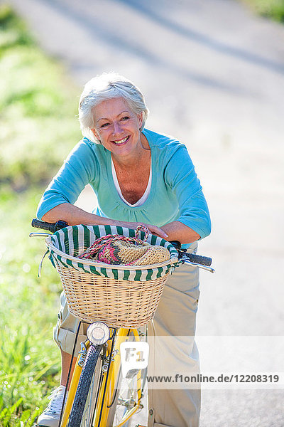 Porträt einer älteren Frau auf dem Fahrrad