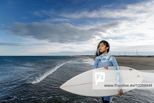 Junge Surferin am Strand  Tarragona  Katalonien  Spanien