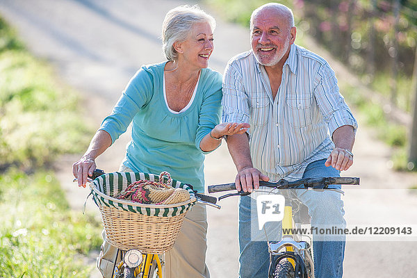 Älteres Ehepaar beim Fahrradfahren