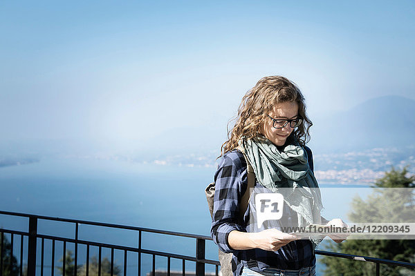 Frau betrachtet Faltkarte  San Zeno di Montagna  Venetien  Italien  Europa