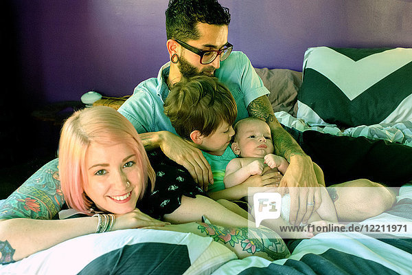 Familie auf Bett im Schlafzimmer