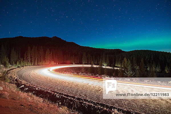 Nordlicht und lang belichtete Lichtspuren von Fahrzeugen auf der Straße  Nickel Plate Provincial Park  Penticton  British Columbia  Kanada
