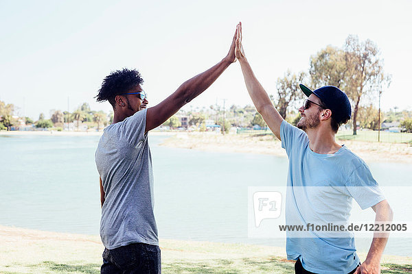 Freunde machen High Five am See  Long Beach  Kalifornien  USA