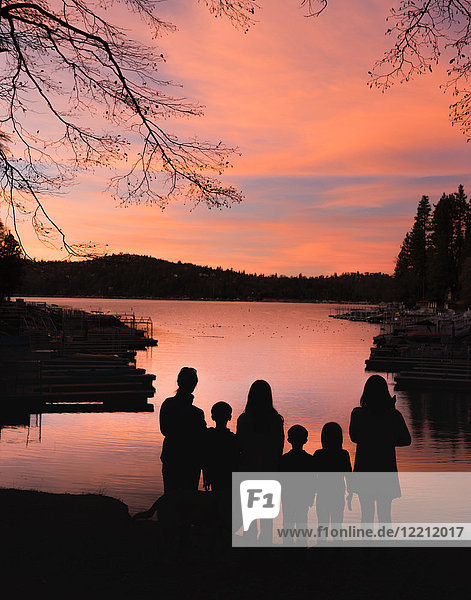 Familie mit Blick auf Lake Arrowhead  Kalifornien  USA