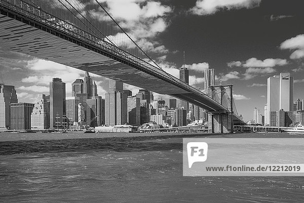 Stadtbild mit Brooklyn Bridge und Wolkenkratzern  B&W  New York  USA