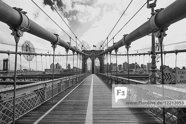 Blick auf den Gehweg der Brooklyn Bridge  B&W  New York  USA