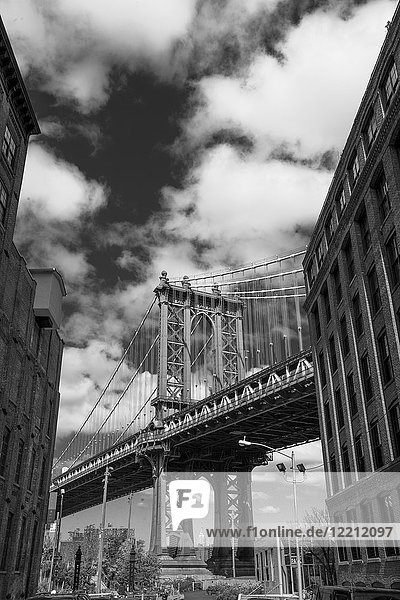 Niedrigwinkelansicht der Brooklyn Bridge  S/W  New York  USA
