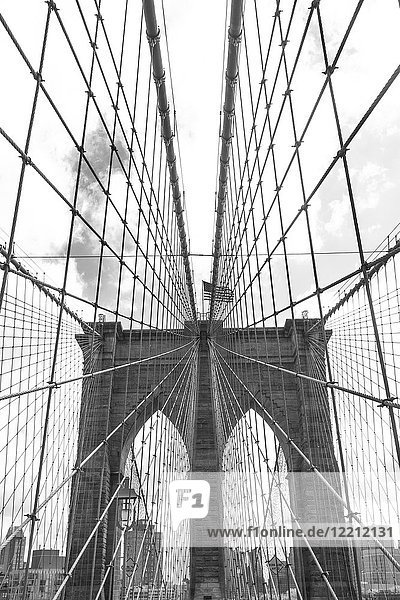 Ansicht der Brooklyn Bridge und der amerikanischen Flagge  B&W  New York  USA