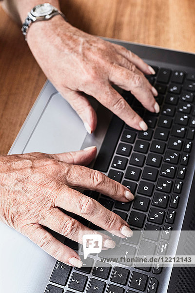 Ältere Frau mit Laptop  Nahaufnahme