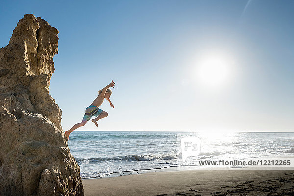 Junge springt vom Felsen  El Matador Beach  Malibu  USA