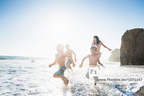Familie spielt am Strand von El Matador  Malibu  USA