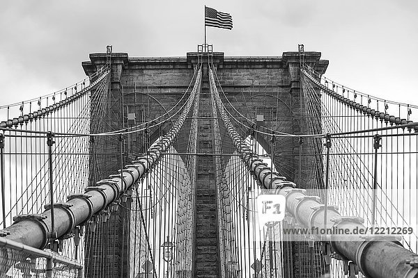 Blick auf die amerikanische Flagge auf der Brooklyn Bridge  B&W  New York  USA