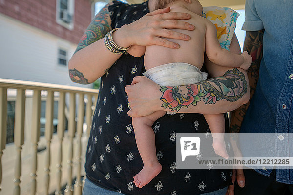 Frau mit Baby Junge im Arm