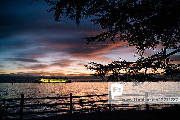 Fähre auf dem Puget Sound bei Sonnenuntergang  Bainbridge  Washington  Vereinigte Staaten