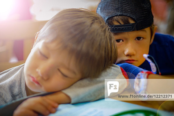 Porträt eines Jungen und eines schlafenden Bruders