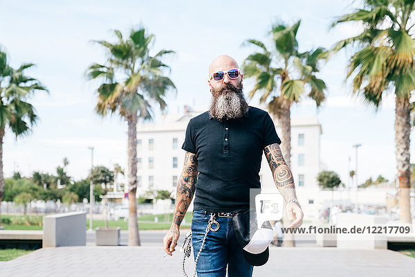 Ausgewachsener männlicher Hipster beim Spaziergang in Valencia  Spanien
