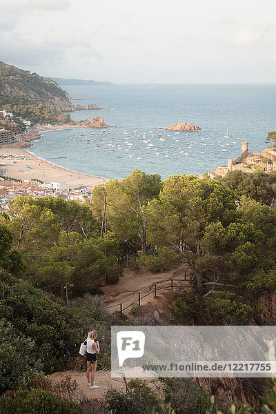 Frau auf Fels stehend  Blick auf Ansicht  erhöhte Ansicht  Tossa de mar  Katalonien  Spanien