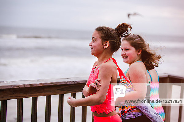 Drei Mädchen schauen vom Balkon auf das Meer hinaus  Dauphin Island  Alabama  USA