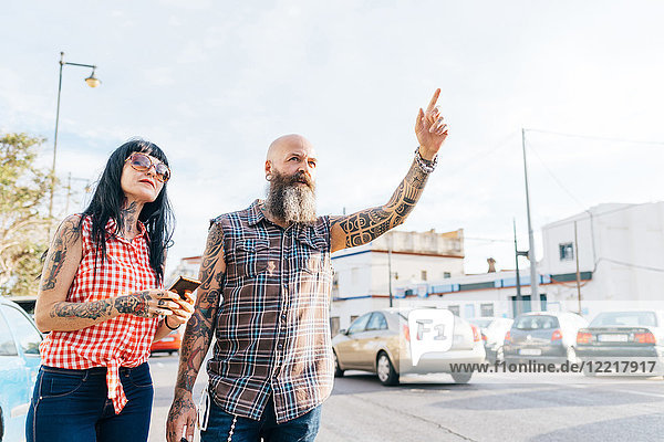 Ein reifes Hipster-Paar  das ein Taxi ruft  Valencia  Spanien