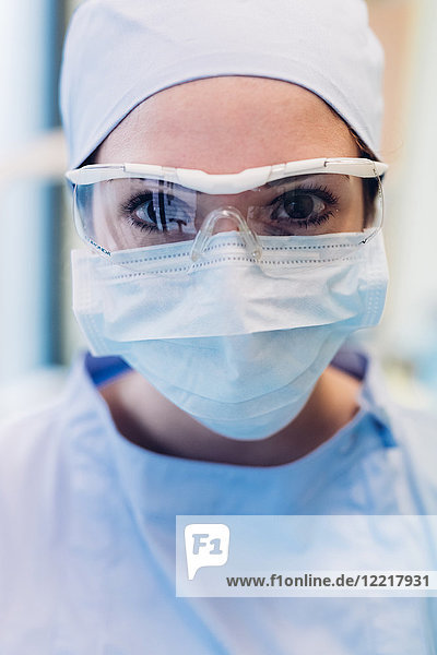 Portrait einer Zahnärztin  mit chirurgischer Maske und Schutzbrille  Nahaufnahme