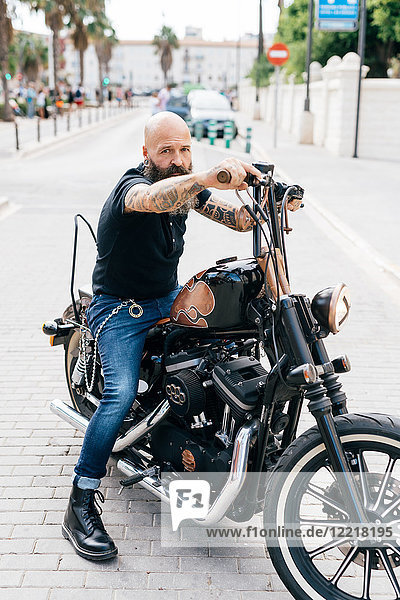 Porträt eines reifen  männlichen Hipster-Ride-Motorrads  Valencia  Spanien