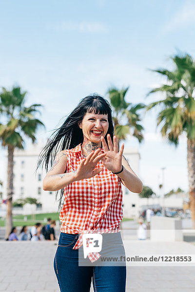 Reife Hipsterin beim Spaziergang im Park  Porträt  Valencia  Spanien