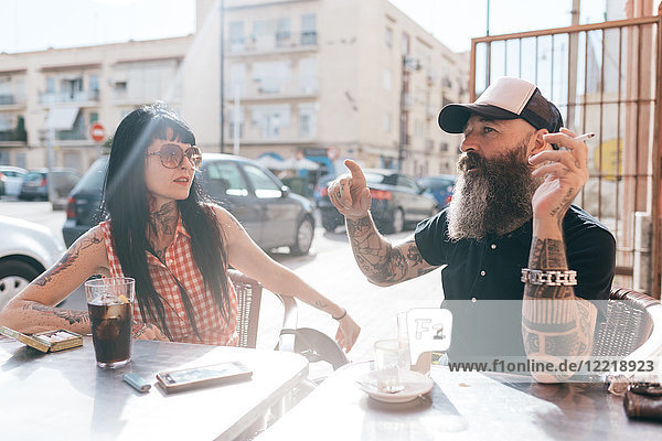 Ein reifes Hipster-Pärchen plaudert im Straßencafé  Valencia  Spanien