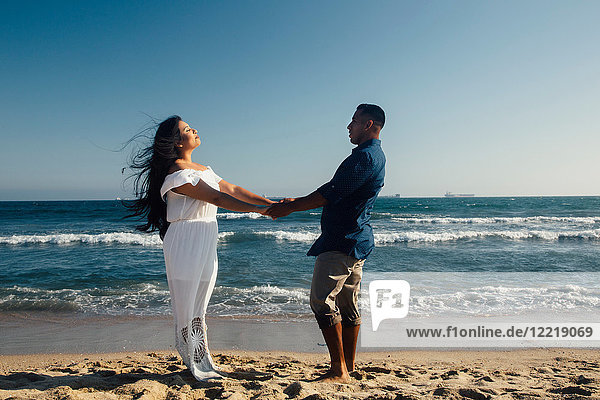 Paar am Strand stehend  Hände haltend  von Angesicht zu Angesicht  Seal Beach  Kalifornien  USA