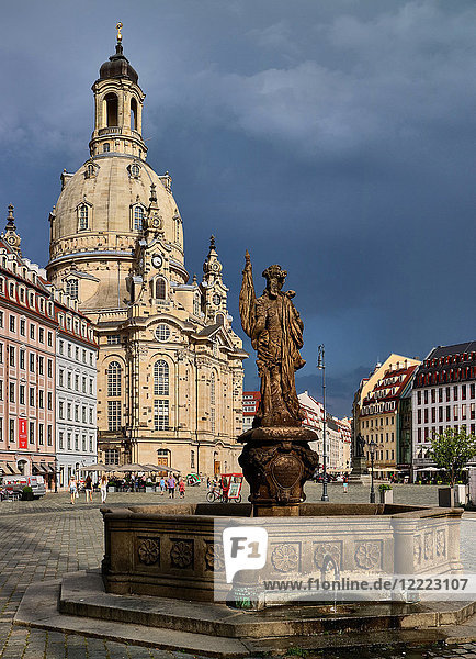 Europa  Deutschland  Sachsen  Dresden  Die Altstadt  der Neue Markt  die Frauenkirche