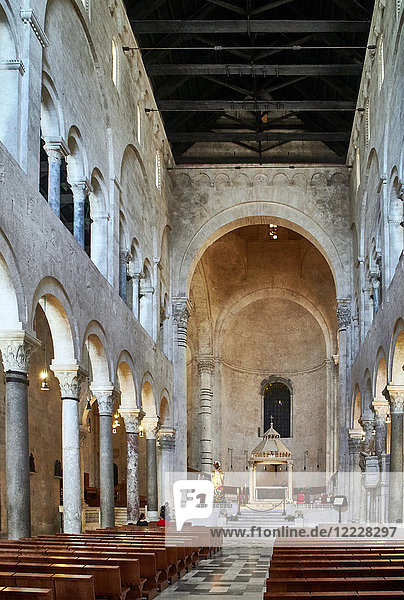 Die Kathedrale von Trani  direkt an der Adria gelegen  ist römisch-katholisch und dem Heiligen Nikolaus  dem Pilger  gewidmet. Ihr Bau begann Ende des XI. Jahrhunderts: Die Kirche ist ein schönes Beispiel für die sogenannte romanische Architektur.'
