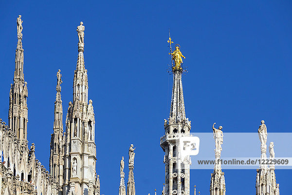 Italien  Lombardei  Mailand  Turm des Doms und die Madonnina