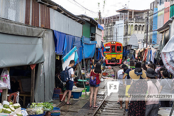 Asien  Thailand  Samut Songkhram  Maeklong Eisenbahnmarkt