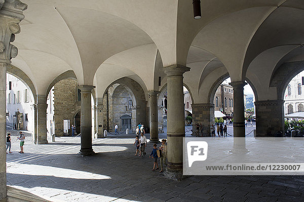 Italien  Lombardei  Bergamo  Città Alta  Alter Platz unter dem Bogen des Rektorenpalastes