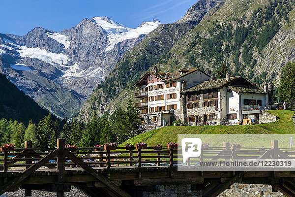 Italien  Aosta-Tal  Valnontey  Berg Gran Paradiso im Hintergrund  Hotel Paradisia