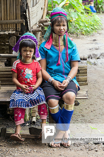 Asien  Thailand  Chiang Mai  Ban Huay Pa Rai Hill Tribe Village  Frau mit langem Hals