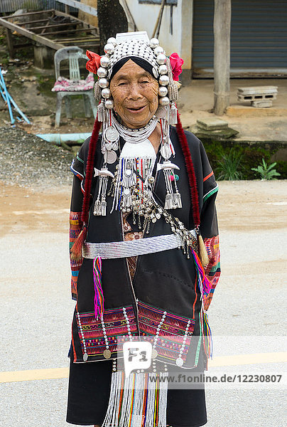 Asien  Thailand  traditionelles Dorf  ältere Frau mit traditioneller Kleidung